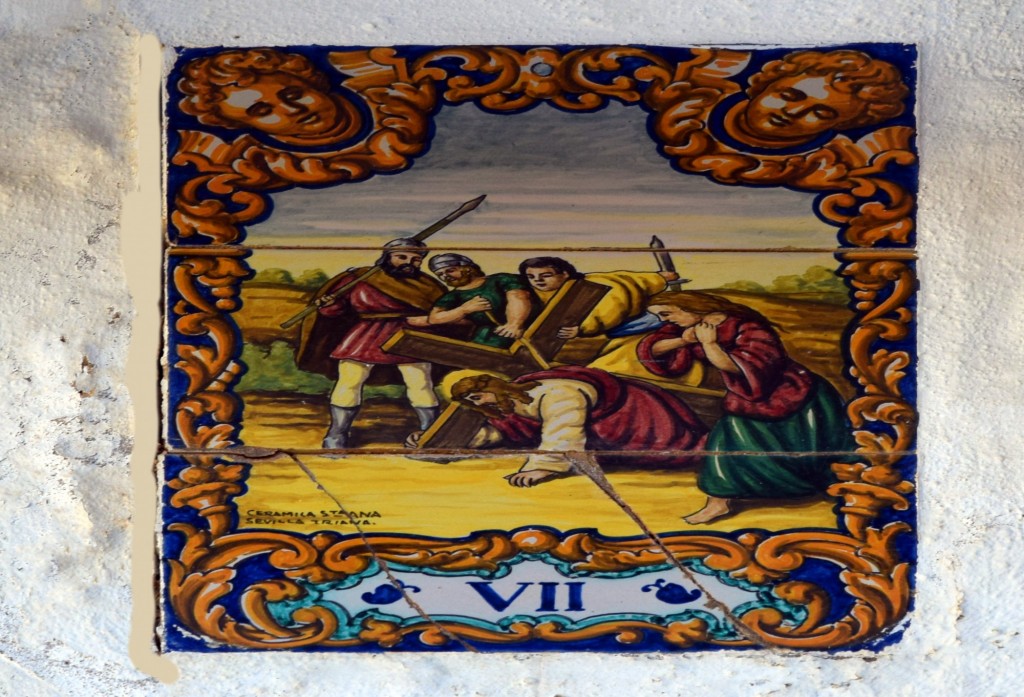 Foto: Séptima estación del Vía Cricis, en cerámica en el patio de la  Ermita - Alcalá de los Gazules (Cádiz), España