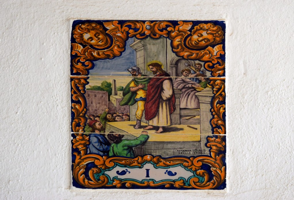 Foto: Primera estación del Vía Cricis, en cerámica en el patio de la  Ermita - Alcalá de los Gazules (Cádiz), España