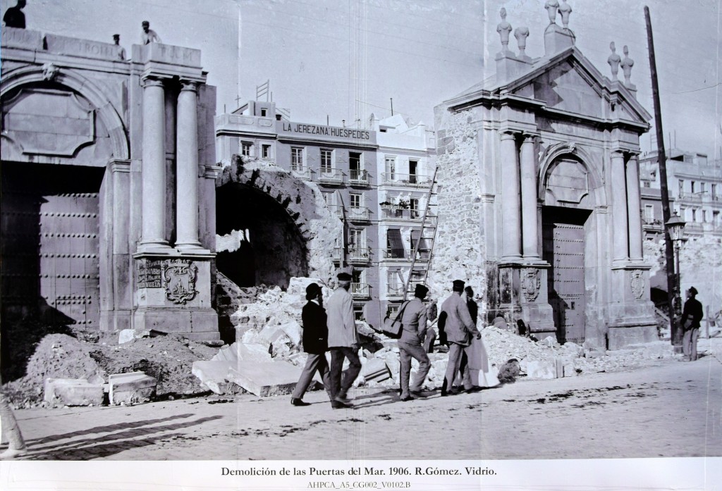 Foto: Demolición de las Puertas del Mar. Año 1.906 - Cádiz (Andalucía), España