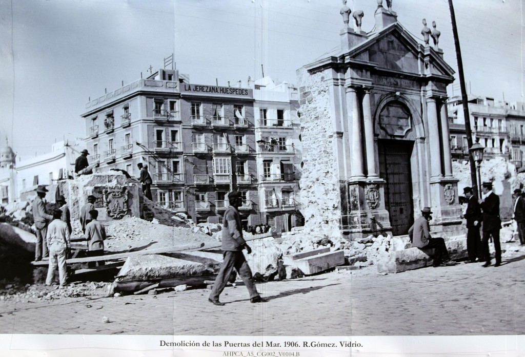 Foto: Demolición de las Puertas del Mar. Año 1.906 - Cádiz (Andalucía), España