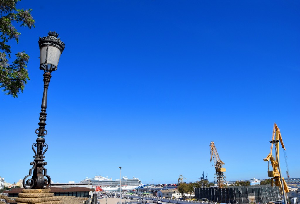Foto: Gruas y Luminarias - Cádiz (Andalucía), España