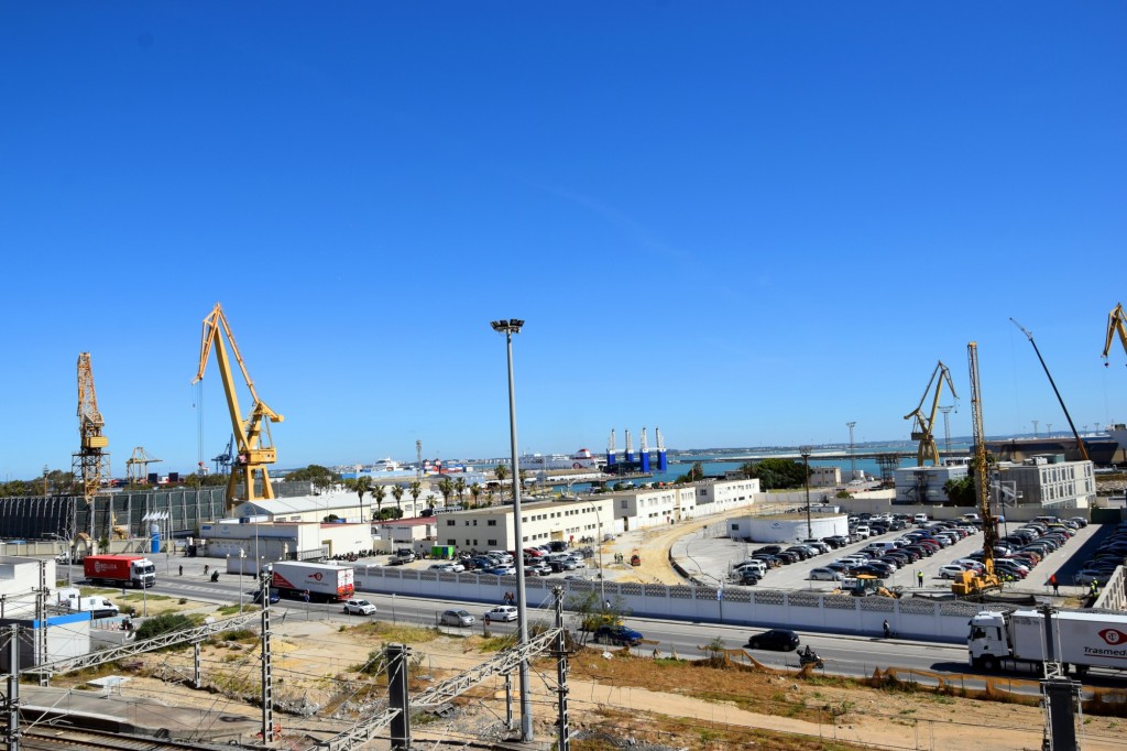 Foto: Los camiones transitando por la Carretera de Astilleros - Cádiz (Andalucía), España