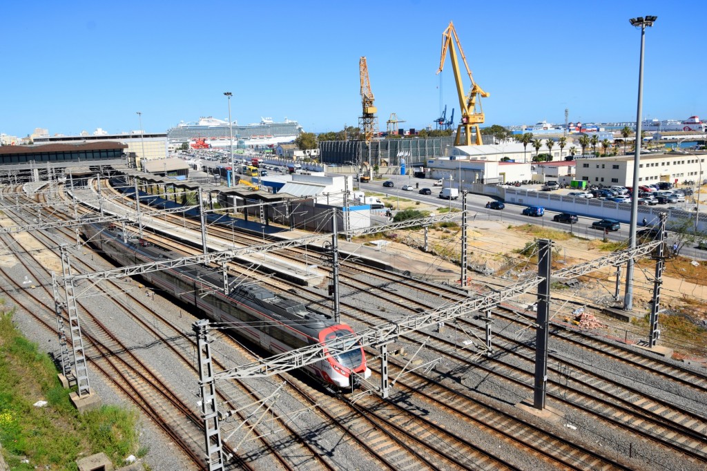 Foto: Circulando Tren de Cercanias - Cádiz (Andalucía), España