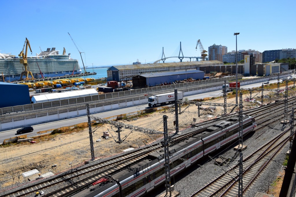 Foto: Tren saliendo - Cádiz (Andalucía), España