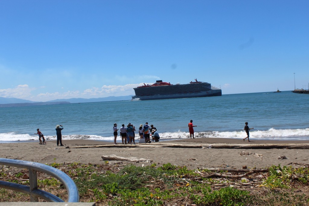 Foto de Playa central (Puntarenas), Costa Rica