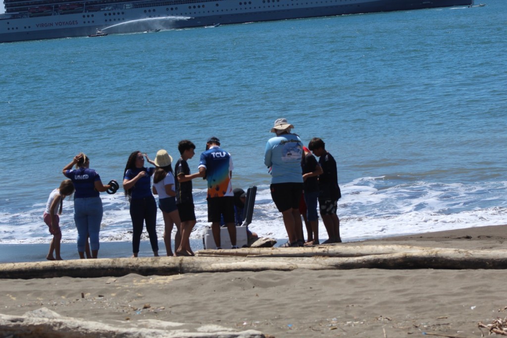 Foto de Playa central (Puntarenas), Costa Rica
