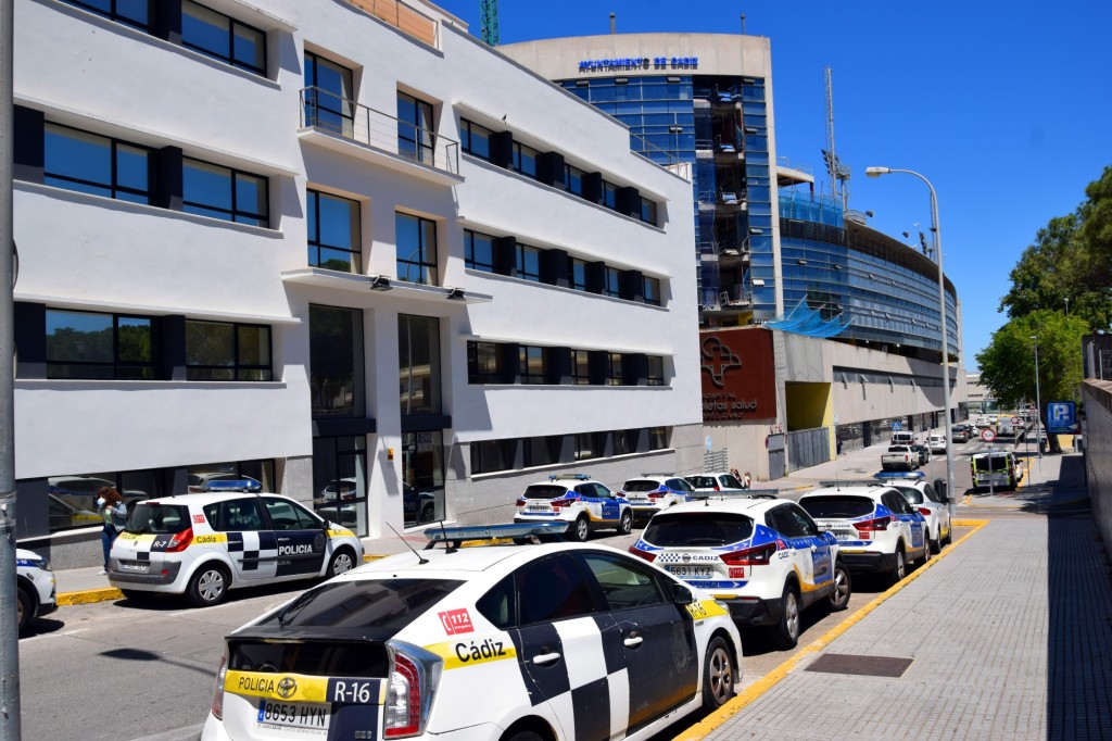 Foto: Algunos vehículos policiales - Cádiz (Andalucía), España