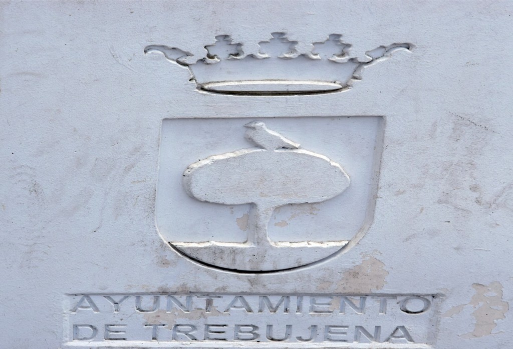 Foto: Escudo inscruptado de la ciudad - Trebujena (Cádiz), España