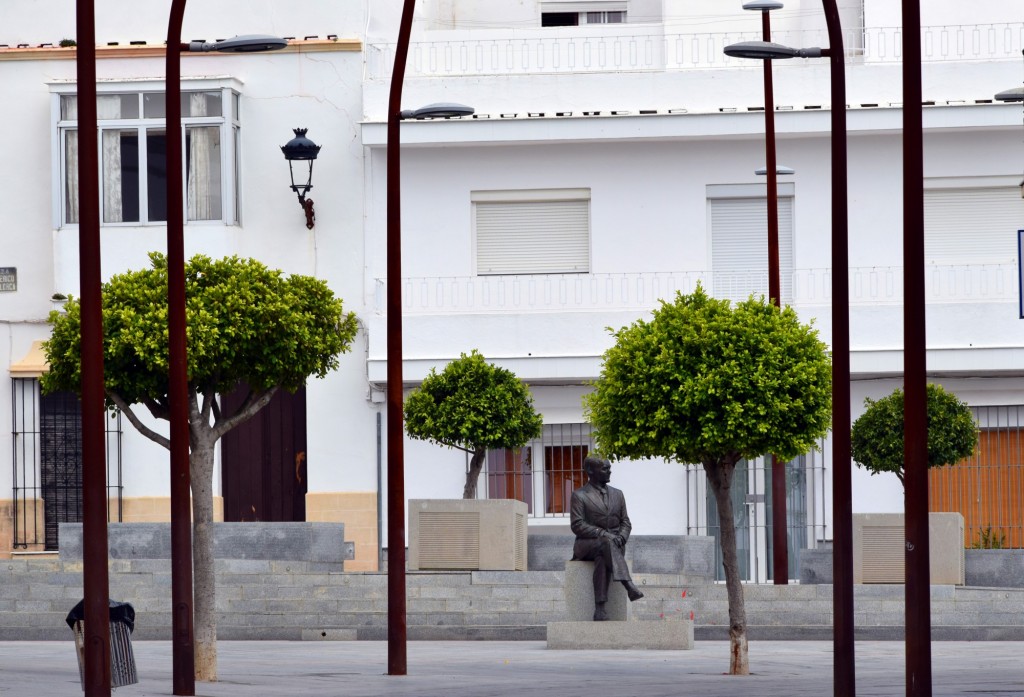 Foto: Sentado Federico Garcia Lorca - Trebujena (Cádiz), España