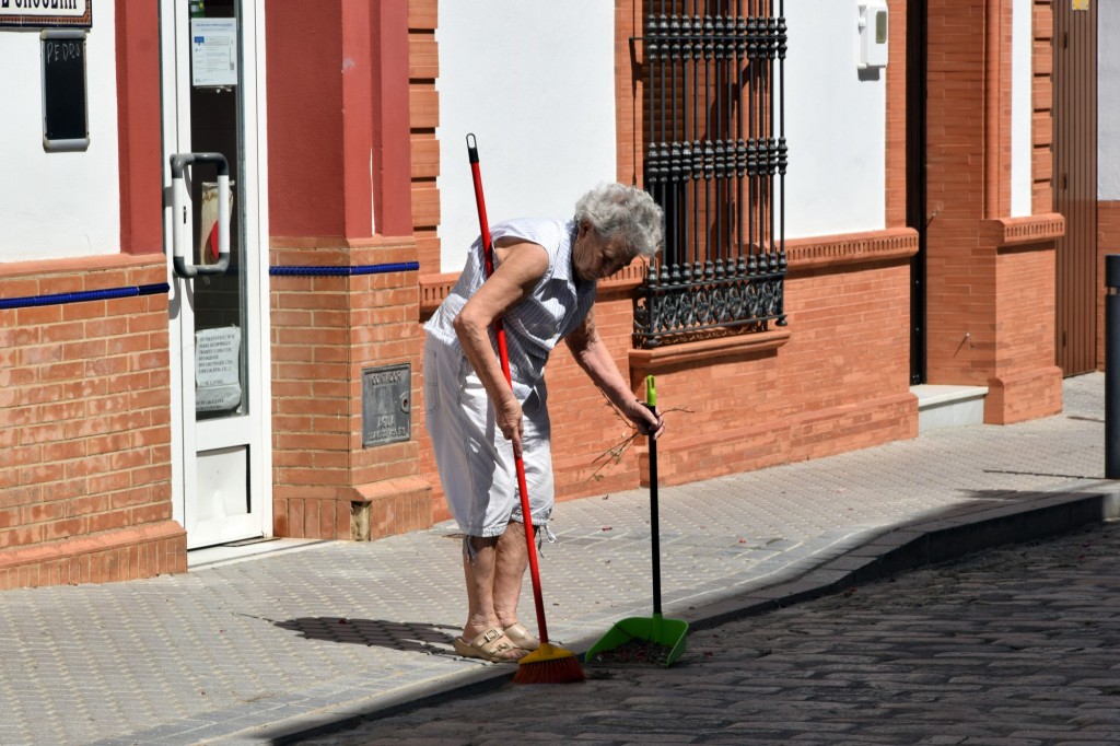 Foto: Señora adecentando el lugar - Chucena (Huelva), España