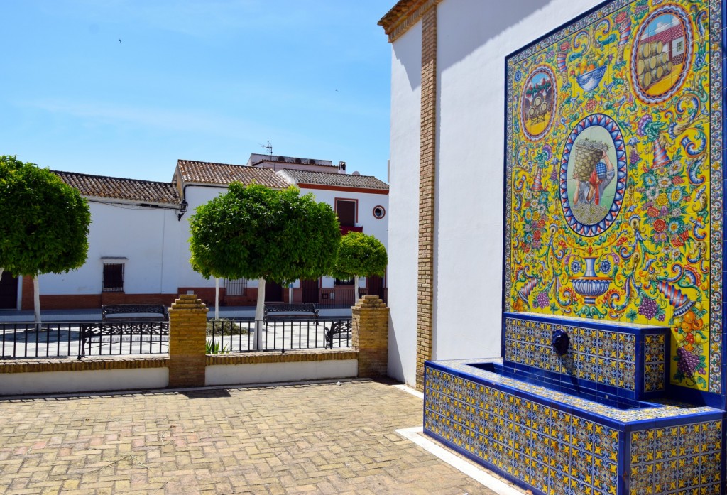 Foto: Fuente y mural en cerámica sevillana - Chucena (Huelva), España