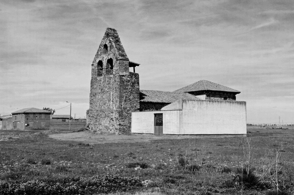 Foto: la iglesia y el pequeño cementerio - Santa Cristina del  Páramo (León), España