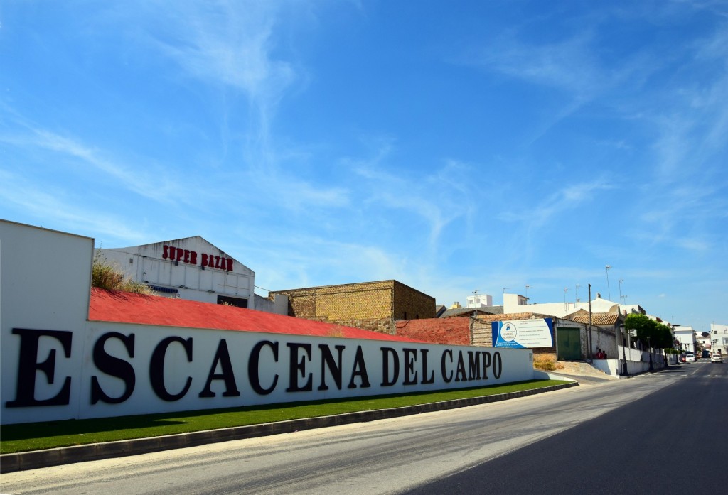 Foto: Su nombre a la entrada del pueblo - Escacena del Campo (Huelva), España