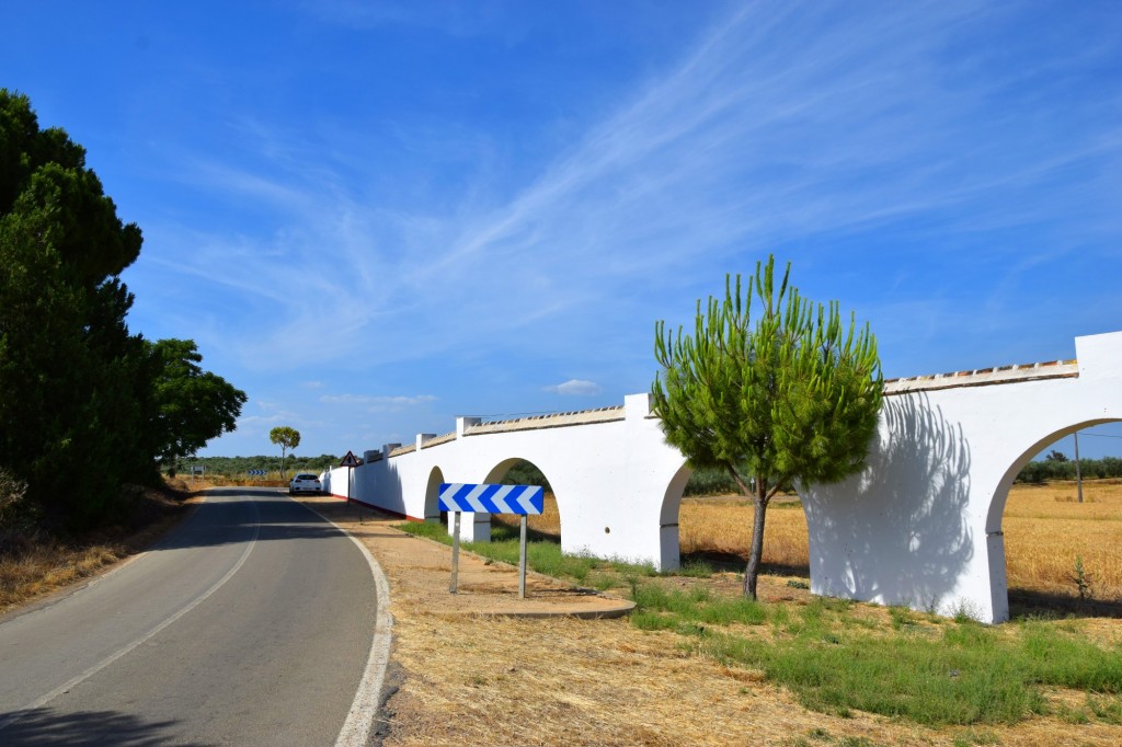 Foto: Data del S. I a. C. hoy día reformado - Aldea de Tujena (Huelva), España