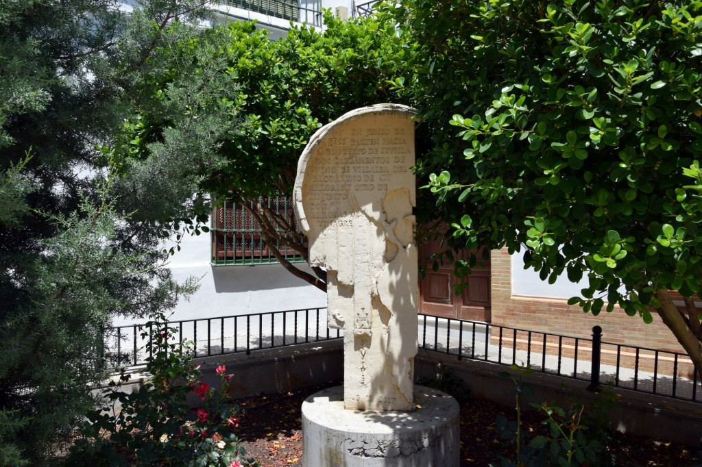 Foto: Monumento en recuerdoi del negocio del vino y el vinagre de la zona - Villalba del Alcor (Huelva), España