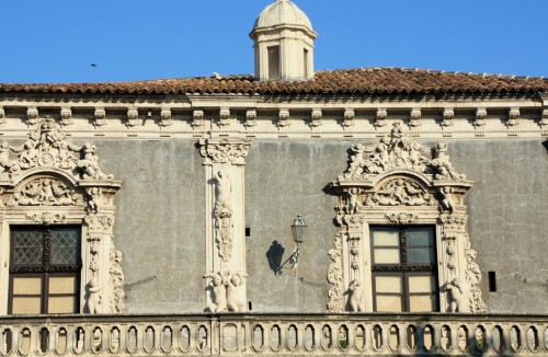 Foto: Edificio sobre la muralla - Catania (Sicily), Italia