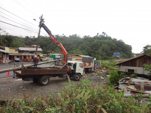Foto: Parando un poste por el accidente - Shell (Pastaza), Ecuador