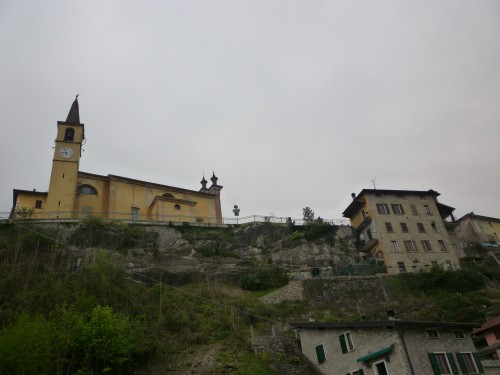 Foto: Pequeño Pueblo Colgado De Los Alpes - Bene Lario (Lombardy), Italia
