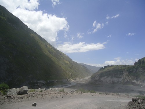 Foto: Carretera destruida por la fuerza del agua, del deshielo del Tungurahua. - Bilbao (Chimborazo), Ecuador