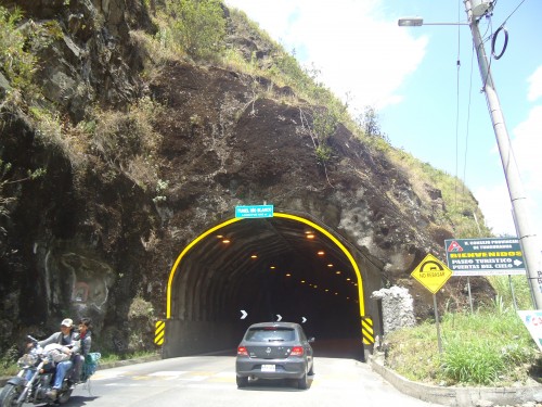 Foto: Túnel Río Blanco - Baños (Tungurahua), Ecuador