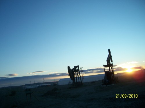 Foto: equipos de extracion - Zonz Petrolera Cerro Dragon (Chubut), Argentina