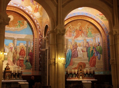 Foto: Interior de la basílica - Lourdes (Midi-Pyrénées), Francia