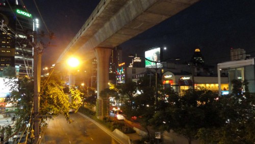 Foto: Sukhumvit al anochecer - Bangkok, Tailandia