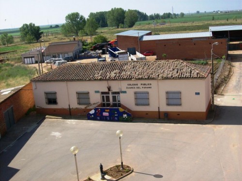 Foto: La Escuela Desde La Torre - Zuares Del Páramo (León), España