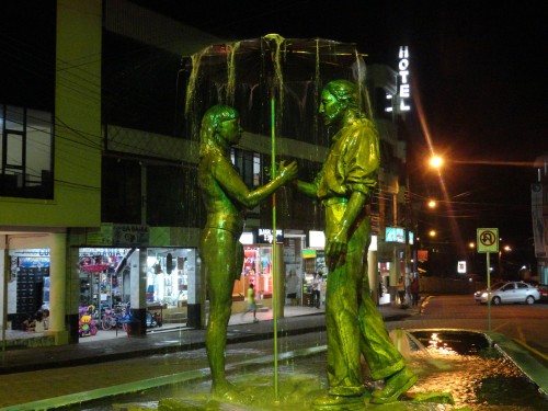 Foto: Estatuas en la Y - Puyo (Pastaza), Ecuador