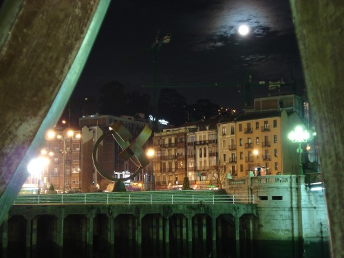 Foto: Puente, escultura de Oteiza y luna - Bilbao (Vizcaya), España