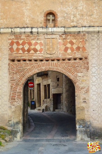 Foto: Puerta amurallada de entrada del pueblo - Pedraza (Segovia), España