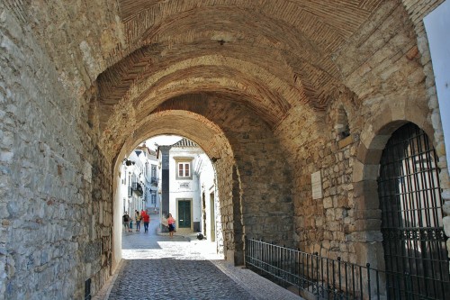 Foto: Puerta del centro histórico - Faro, Portugal