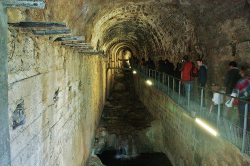 Foto: Rio Cerezuelo debajo de la iglesia - Cazorla (Jaén), España