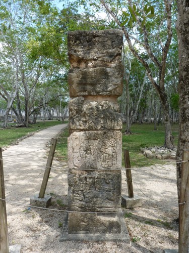 Foto: Estela - Chichén Itzá (Yucatán), México