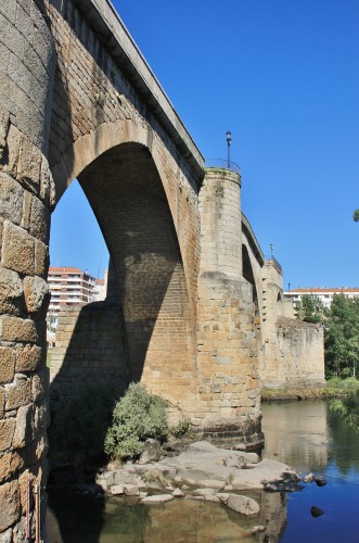Foto: Puente medieval sobre el Miño - Ourense (Galicia), España