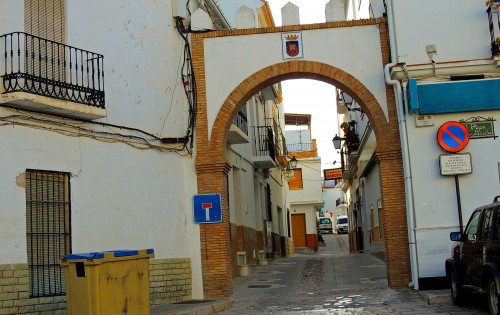 Foto: Entrada a Calle Iglesias - Alozaina (Málaga), España