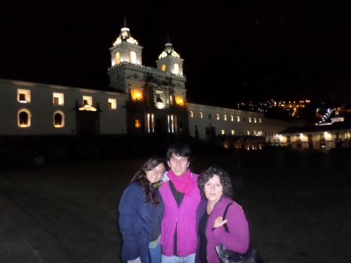 Foto: Marcela Palacios Sneyder Neyra y Alexandra Buendía en la Iglesia de San Francisco de Quito, Ecuador. Fotografía Carlos Neyra. - Quito (Pichincha), Ecuador