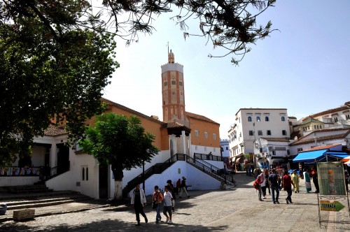 Foto: Plaza con mezquita - Larache (Tanger-Tétouan), Marruecos