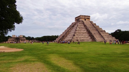 Foto: Templos de los Guerreros y de las Mil Columnas. Pirámide de Kukulkán - Tinum (Yucatán), México