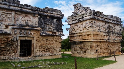 Foto: La Casa De Las Monjas y La Iglesia - Tinum (Yucatán), México