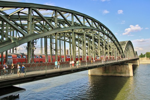 Foto: Puente del ferrocarril - Köln ( Colonia ) (North Rhine-Westphalia), Alemania