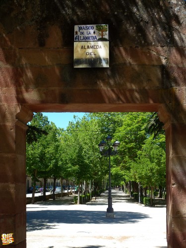 Foto: Arco de entrada al Paseo de la Alameda - Sigüenza (Guadalajara), España