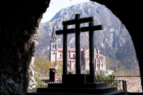 Foto: Tras las cruces se vislumbra el bello santuario - Cangas de Onís (Asturias), España