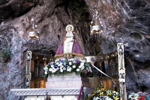 Foto: Gruta con la imagen de Nuestra Señora de Covadonga la - Cangás de Onís (Asturias), España