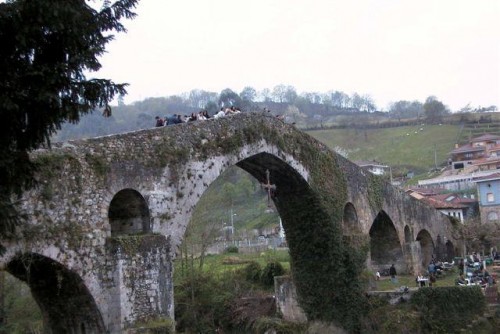 Foto: El conocido puente con su cruz colgando - Cangas de Onís (Asturias), España