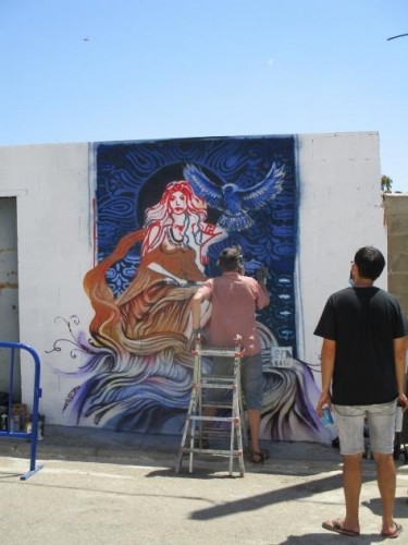 Foto: Artista realizando un mural - Driebes (Guadalajara), España