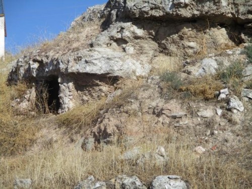 Foto: Cuevas de piedra en un cerro - Mazuecos (Castilla La Mancha), España