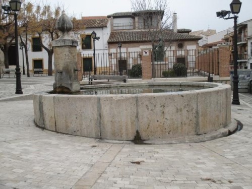 Foto: Fuente y pileta en la plaza del iglesia - Tielmes (Comunidad de Madrid), España