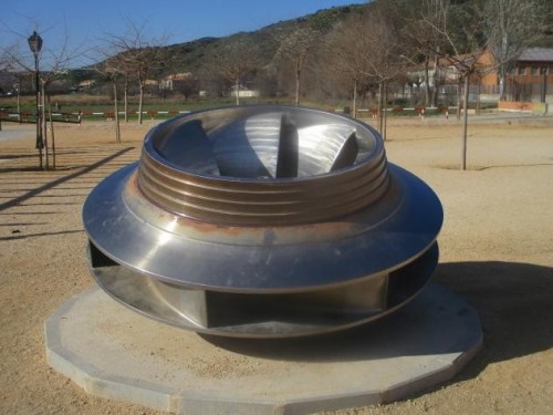 Foto: Enorme turbina en el parque Caz Chico - Tielmes (Comunidad de Madrid), España