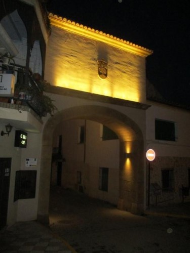 Foto: El Arco de la Villa iluminado - Móndejar (Castilla La Mancha), España